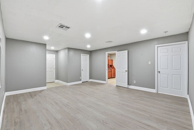 Building Photo - 506 Ogilvie St