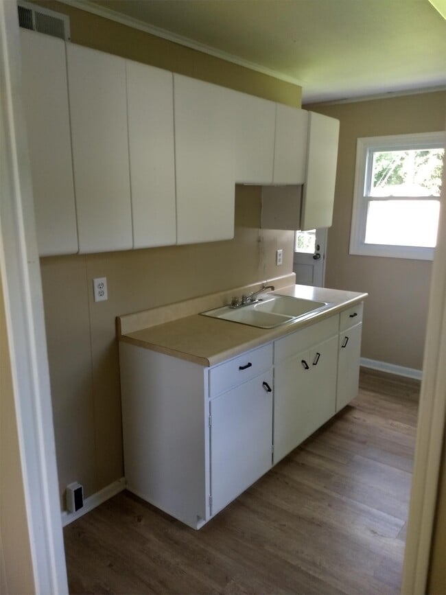 Building Photo - 1944 Elm St