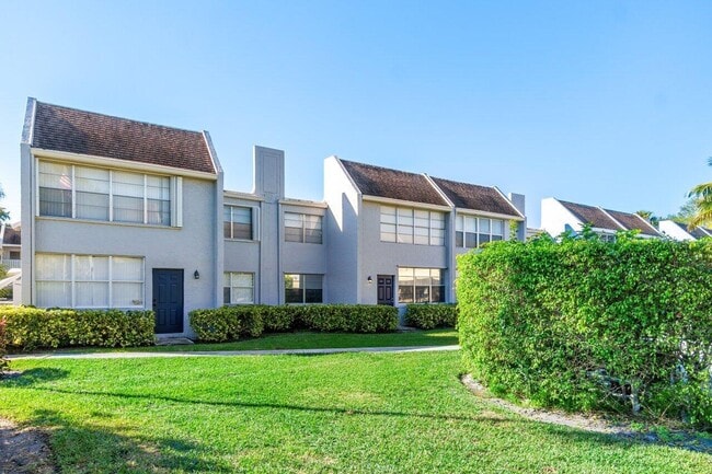 Building Photo - 2900 SW 22nd Ave