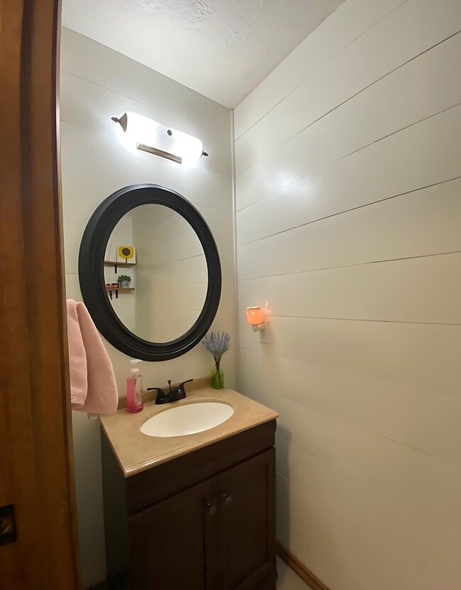 Building Photo - 8624 Valley Dr