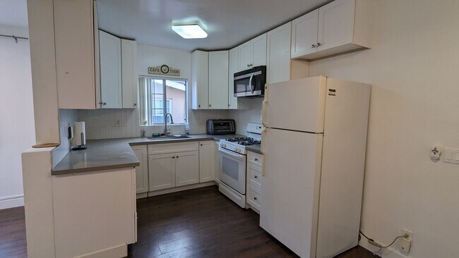 Kitchen - 1122 E Harvard St