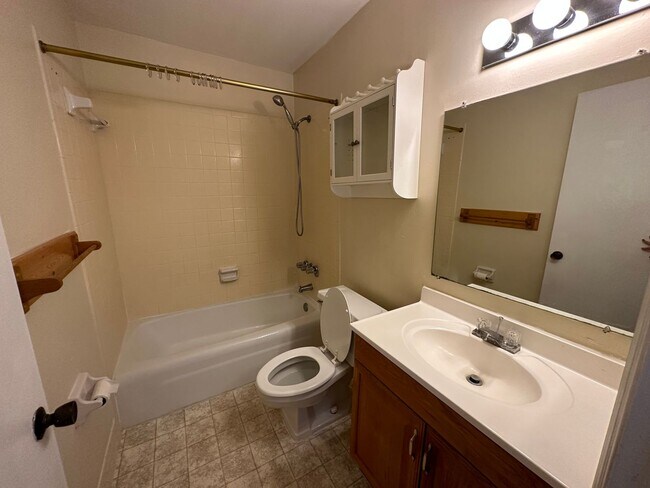 Building Photo - Spacious 3Bed/2Bath Condo in Colonial Point!