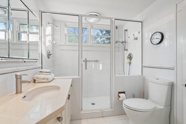 Building Photo - 1234 Beach Dr NE