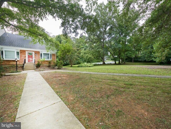 Building Photo - 9900 Kingsbridge Dr