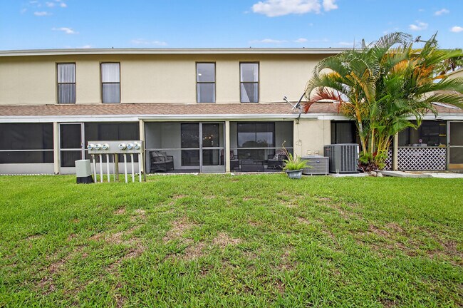 Building Photo - 2703 Maplewood Dr