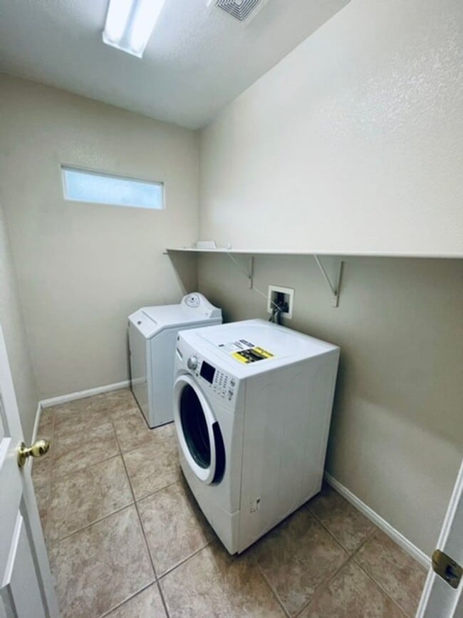 Building Photo - Newly Updated Single-Story in Southern Highlands