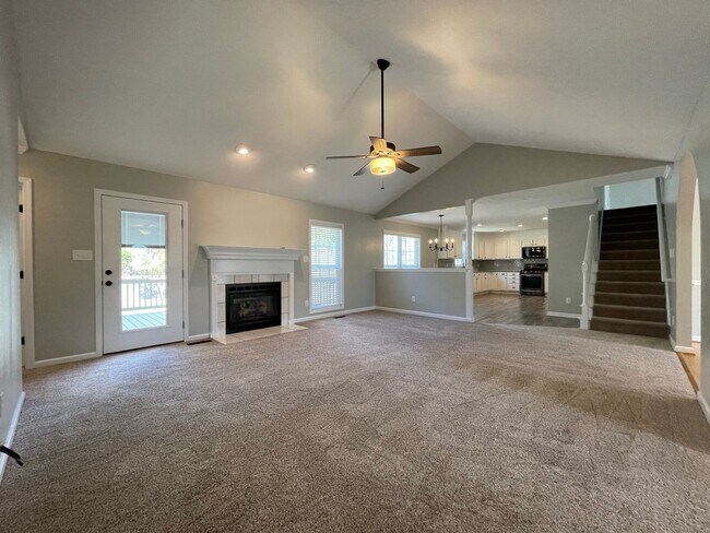 Building Photo - Immaculate and Move In Ready on Newport!