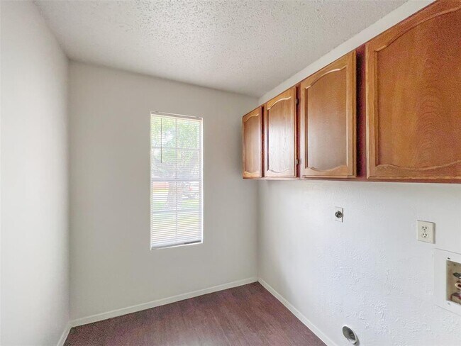 Building Photo - 1749 Cricket Hollow Dr