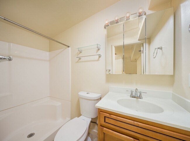 Building Photo - Great Central Location