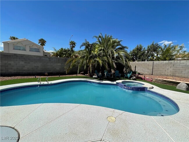 Building Photo - 1332 Royal Creek