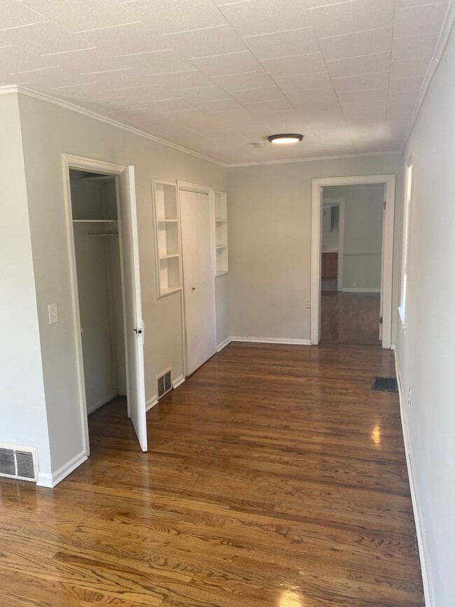 Building Photo - Cozy Single Bungalow right in the Wedge! A...