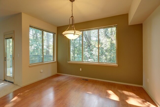 Building Photo - Gorgeous 3BR 2.5BA Issaquah Town Home Avai...