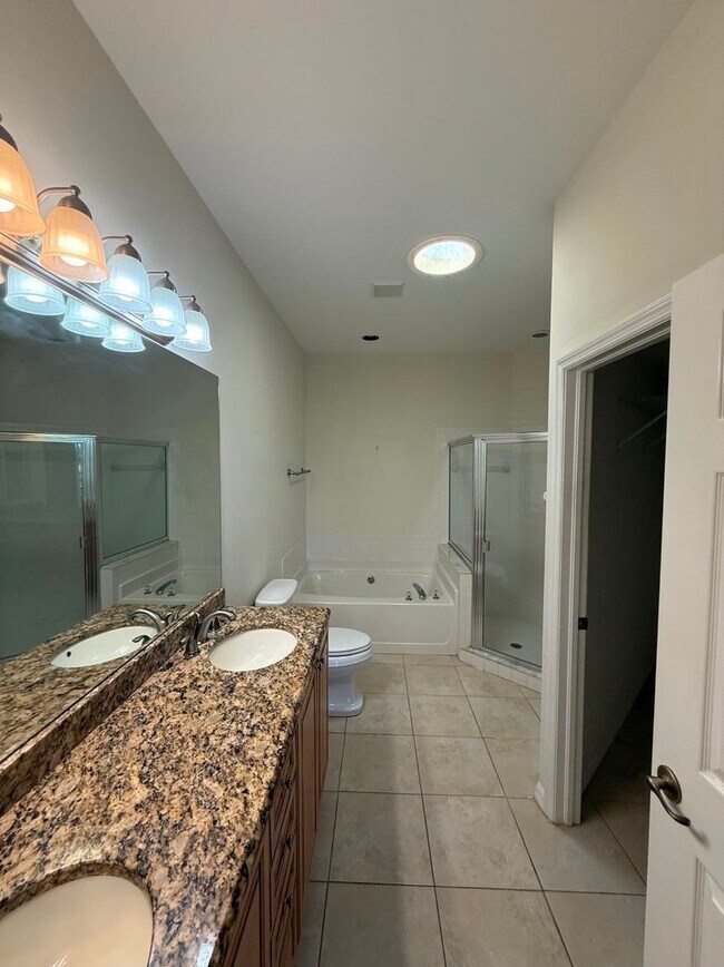 Building Photo - Spacious 2+Den Villa in Desirable Gateway Greens