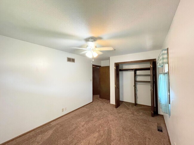 Building Photo - Comfortable 3 Bedroom 2 Bath House in Beau...