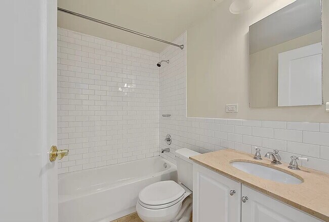 Building Photo - Comfortable Living in a Desirable Area