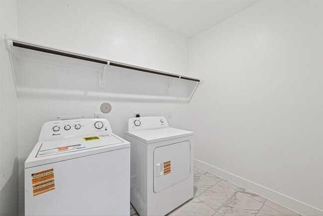 Building Photo - 2216 Inglenook Grv Dr