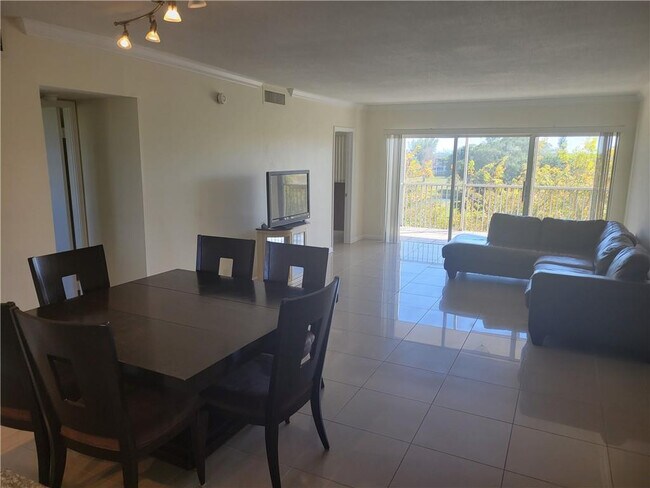 Building Photo - 3050 N Palm Aire Dr