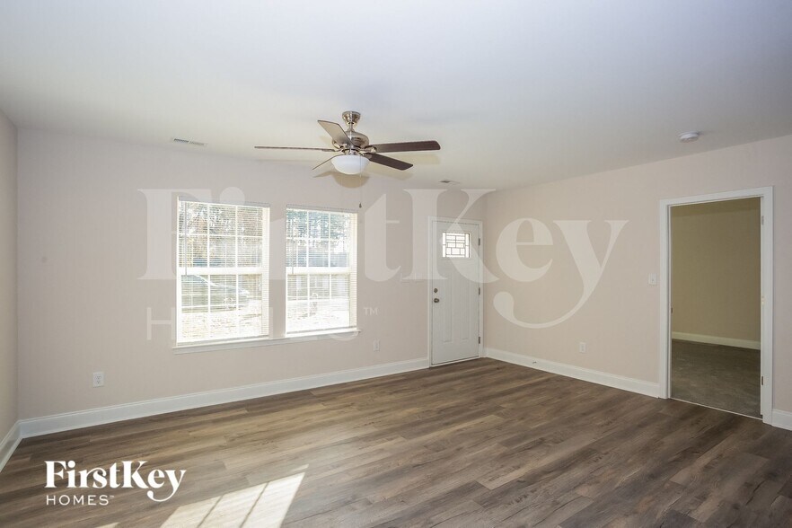 Building Photo - 628 E Ketchie St