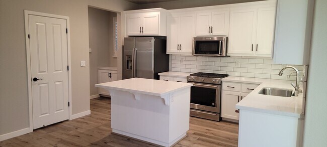 Building Photo - Gorgeous 4 bedroom 3 bath in Fiddyment Farm