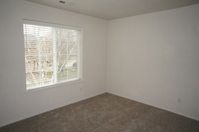 Building Photo - 4 bedroom Orenco Garden pet friendly house