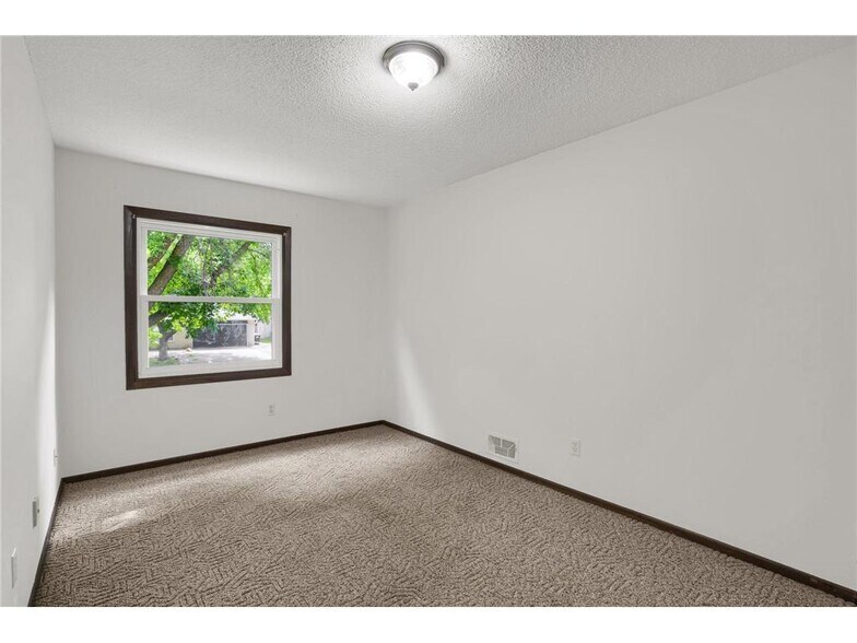 Building Photo - 9937 Deerwood Ln N