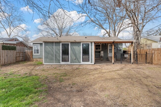 Building Photo - 3100 Colonial Ave