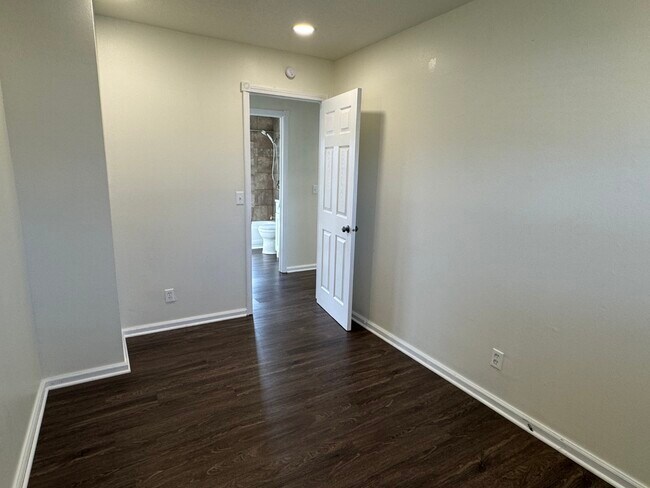 Building Photo - 2319 Pinehurst St