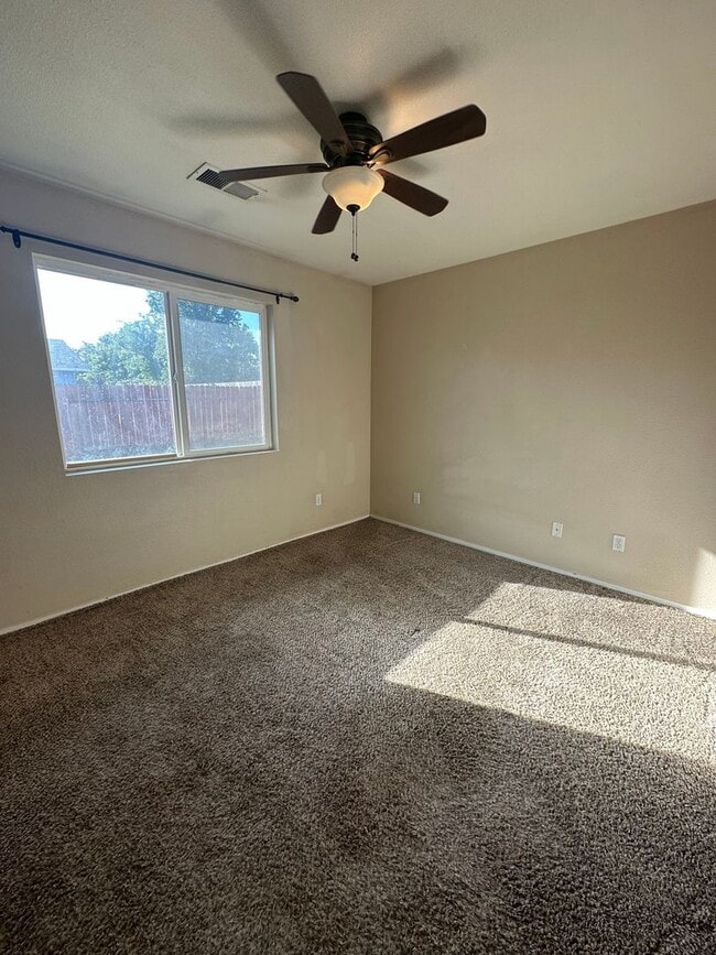 Building Photo - Cute well maintained home, convenient Anderson location