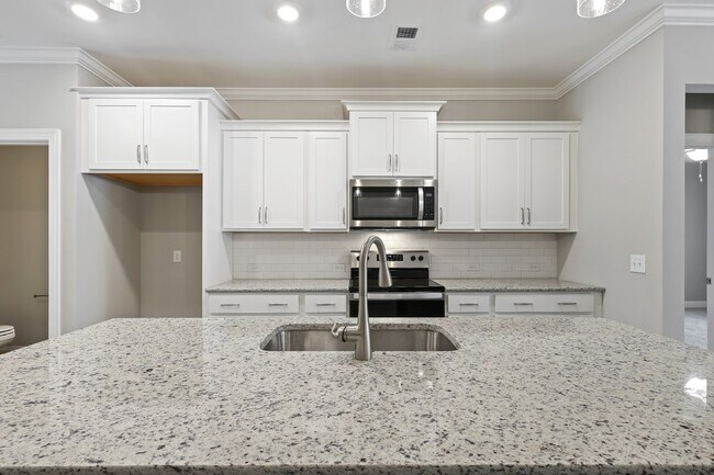 Building Photo - Spacious townhome with a wooded view! Spec...
