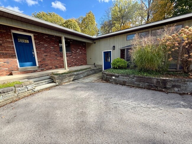 Building Photo - *AMAZING Sprawling Ranch Home*