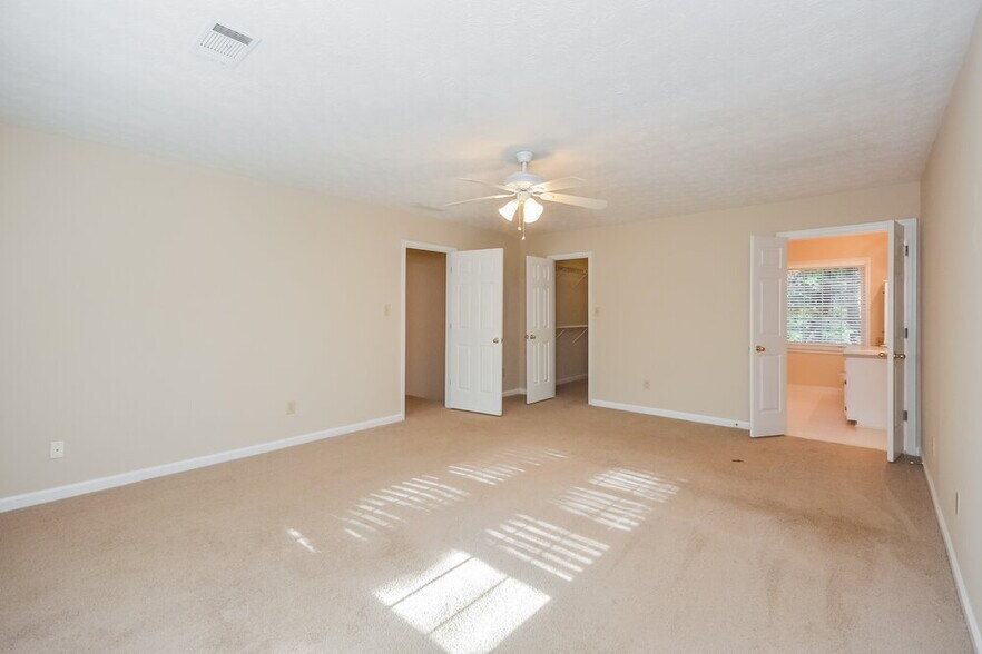 Building Photo - 175 Meadowbrook Dr