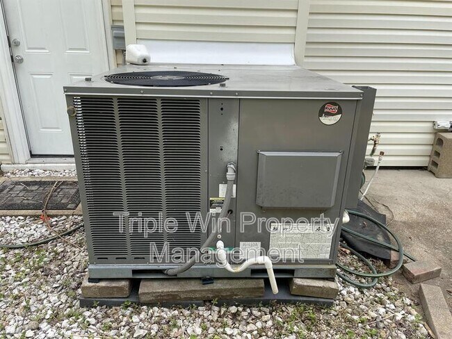 Building Photo - 411 Far Hill Dr