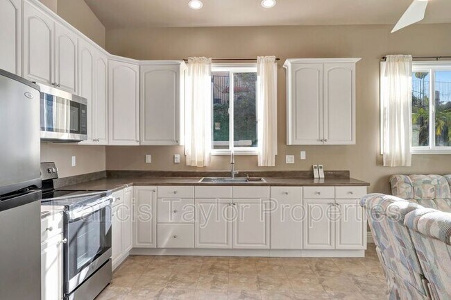 Building Photo - 2861 Eastview Terrace
