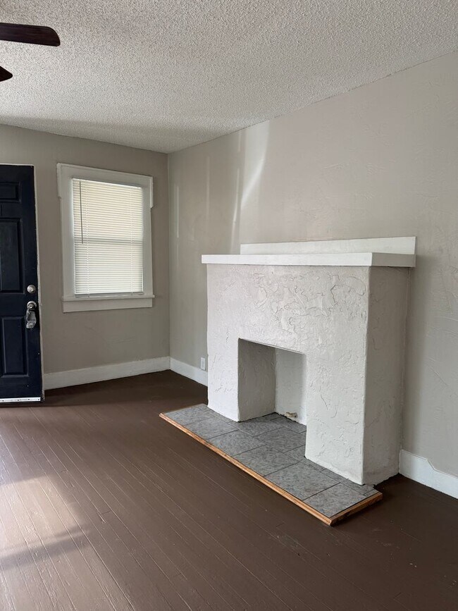 Building Photo - 702 N Buchanan St