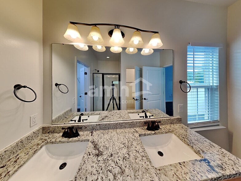 Building Photo - 2215 Ambergate Dr