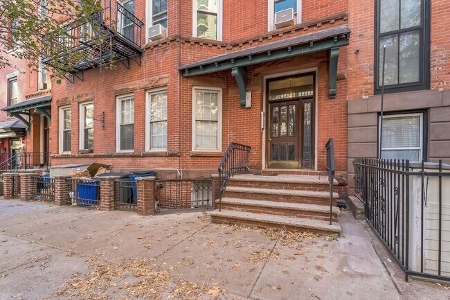 Building Photo - 318 Hudson St