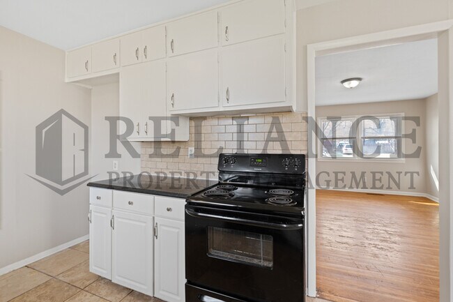 Building Photo - 3408 S Hiram Ave