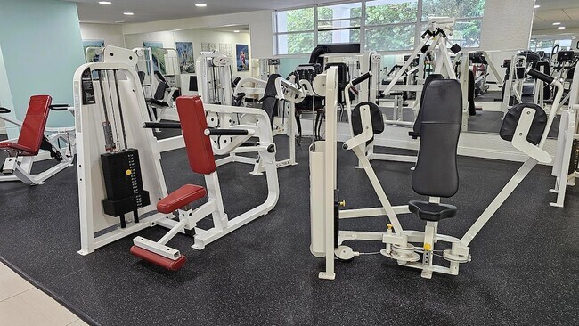 Building Photo - 400 Leslie Dr