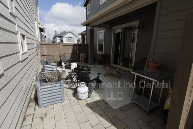 Building Photo - 2860 Yew Park Ln