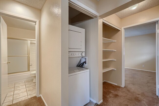 Building Photo - Sparkling Clean 2 bedroom, 2 bathroom upstairs condo in Springs Oaks