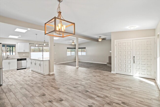 Building Photo - Charming home located in Indian Ridge Esta...