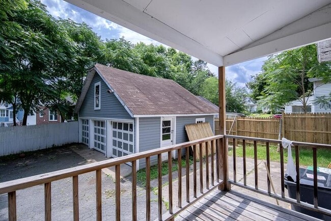Building Photo - 614 Hoosick St