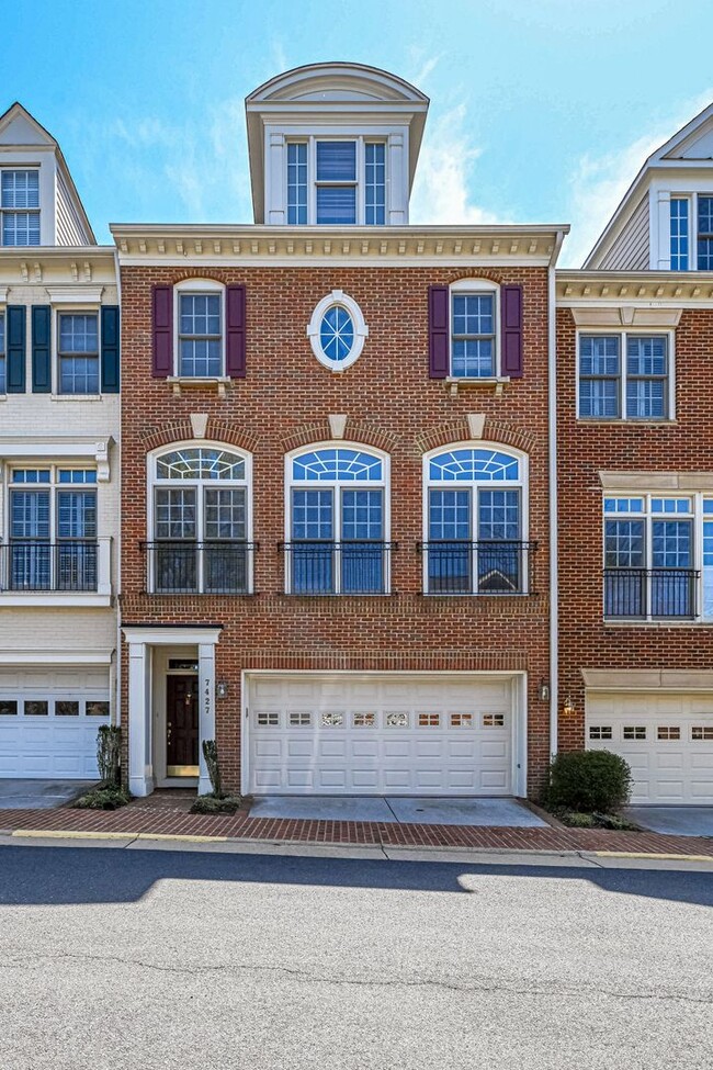 Building Photo - Beautiful 4 Level, 2 Garage, Mclean/Tysons...