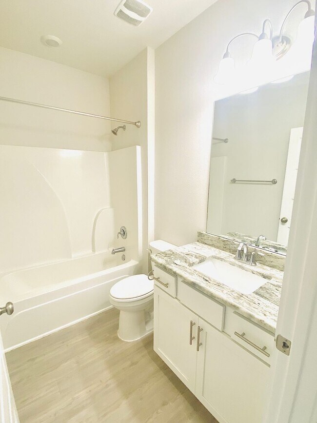 Building Photo - Stunning 4-Bed, 3-Bath Beauty, 2,117 sq. ft. of Pure Comfort and Style!