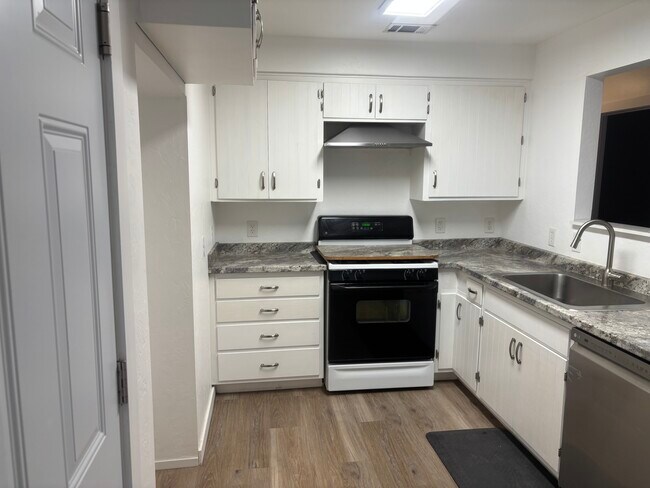 Building Photo - 1168 West Cir