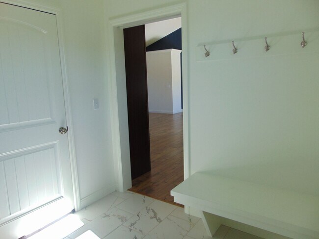 Building Photo - Sensational 3 Bed 2 Bath House!