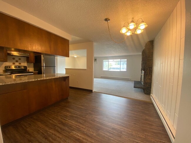 Building Photo - Nicely updated 3+ bedroom, 2 bath duplex-l...