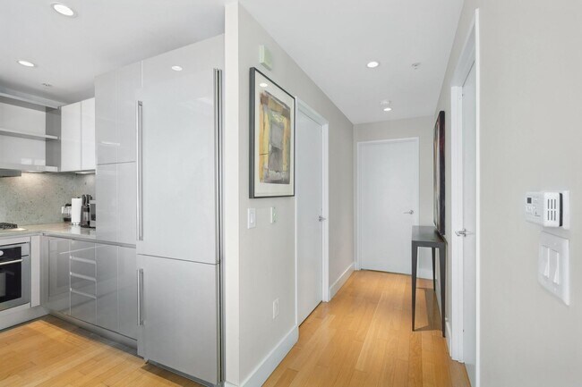 Building Photo - 77 Hudson St