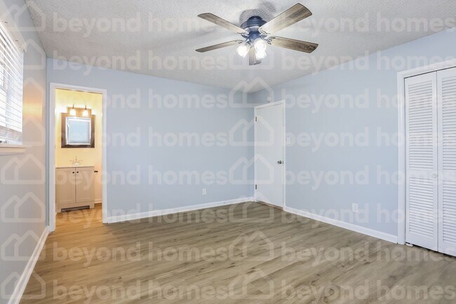 Building Photo - Beautifully renovated home with 3 bedroom ...