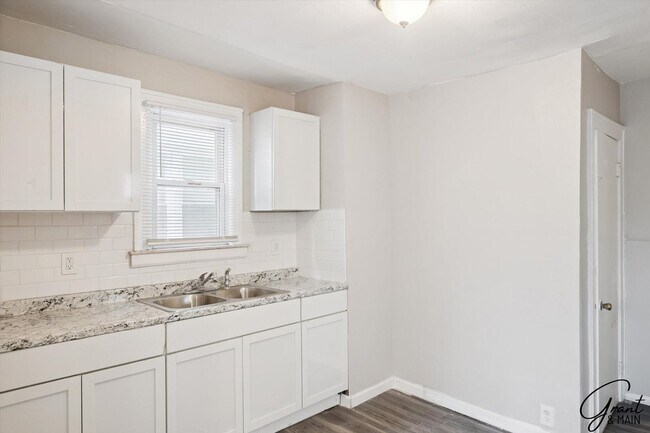 Building Photo - $1250 3 bedrooms